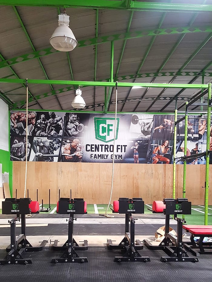 Área de CrossFit con racks y cuerdas