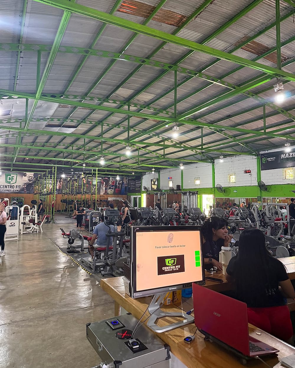 Área de máquinas y pesas de Centro Fit